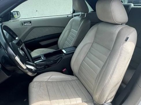 Used 2010 Ford Mustang Premium RWD image 7