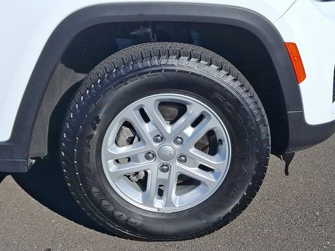 Certified 2024 Jeep Grand Cherokee Laredo image 8