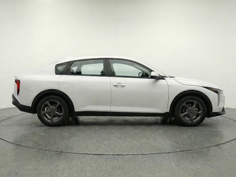 Used 2025 Kia K4 LXS image 11