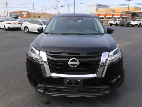 Used 2025 Nissan Pathfinder SV image 2