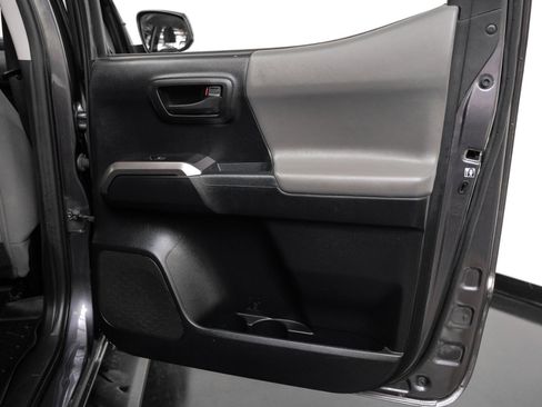 Used 2017 Toyota Tacoma SR5 image 40