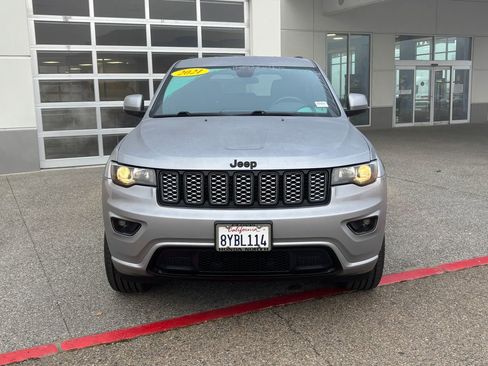 Used 2021 Jeep Grand Cherokee Laredo X image 2