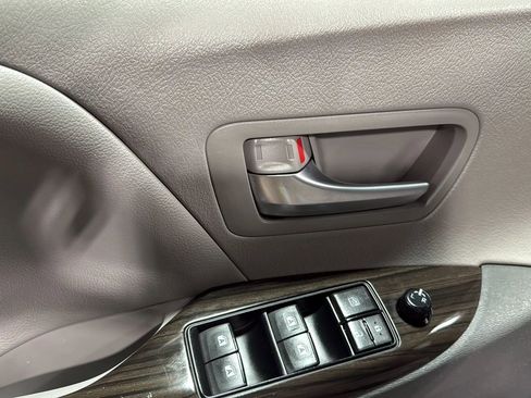 Used 2017 Toyota Sienna XLE w/ XLE Navigation Package image 10