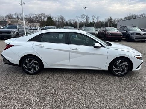 Used 2025 Hyundai Elantra Limited FWD image 8