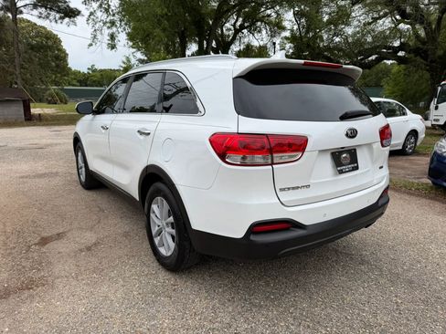 Used 2017 Kia Sorento LX w/ LX Convenience Package image 7