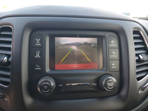 Used 2018 Jeep Compass Latitude image 10