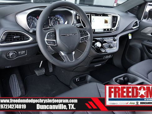 New 2025 Chrysler Voyager LX image 10