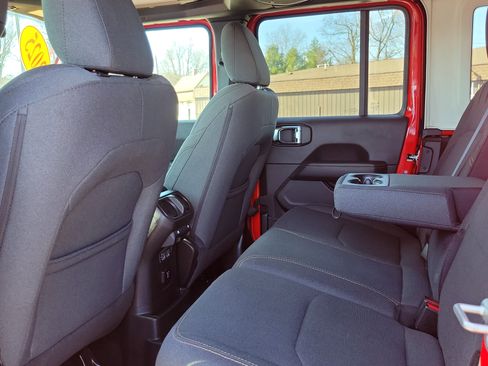 Used 2025 Jeep Wrangler Unlimited Sahara image 19
