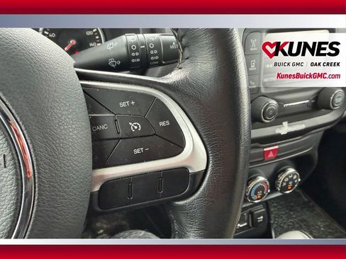 Used 2016 Jeep Renegade Latitude image 10