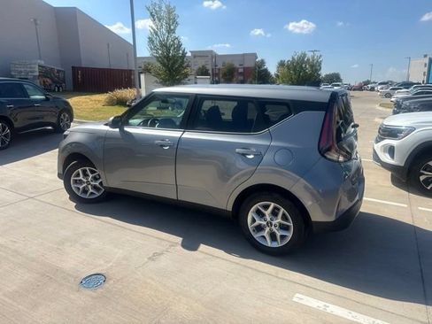 Used 2025 Kia Soul LX w/ LX Technology Package FWD image 4