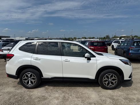 Used 2024 Subaru Forester Premium AWD/4WD image 9