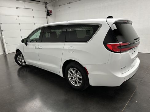 Used 2023 Chrysler Pacifica Touring-L FWD image 6