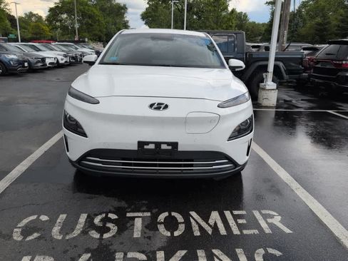 Used 2023 Hyundai Kona SE FWD image 2