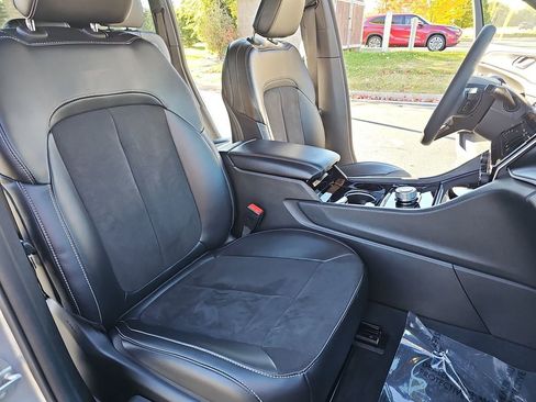 Certified 2023 Jeep Grand Cherokee Altitude image 10