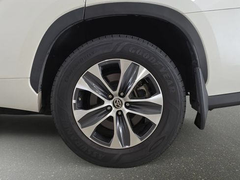 Used 2020 Toyota Highlander XLE AWD/4WD image 32