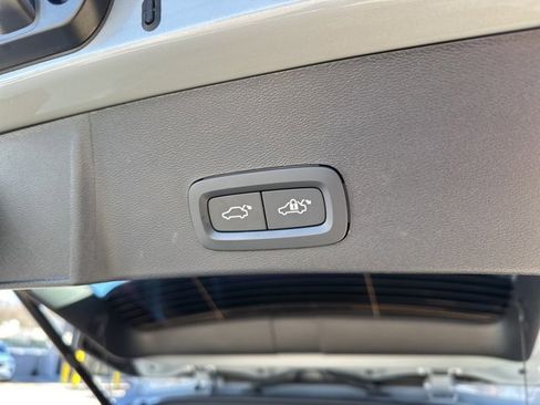 Certified 2025 Volvo XC40 B5 Core image 36