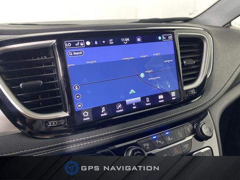 Used 2023 Chrysler Pacifica Touring-L w/ Uconnect Theater Family Group AWD/4WD image 2