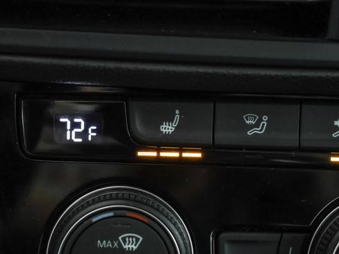 Used 2024 Volkswagen Jetta SE w/ Panoramic Sunroof Package FWD image 31