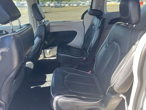 Used 2022 Chrysler Pacifica Limited FWD image 21