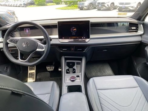 Certified 2025 Volkswagen Tiguan SE R-Line AWD/4WD image 11