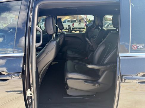 Used 2025 Chrysler Pacifica Select FWD image 15