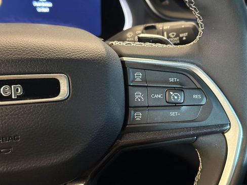 Used 2023 Jeep Grand Cherokee Laredo w/ Luxury Tech Group I AWD/4WD image 12