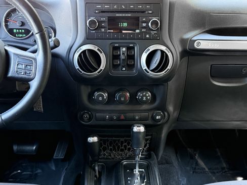 Used 2018 Jeep Wrangler Unlimited Sahara w/ Connectivity Group AWD/4WD image 19