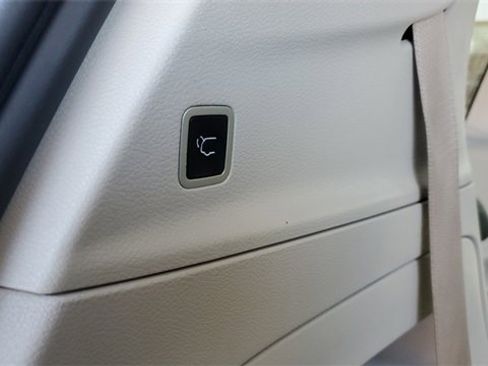 Certified 2024 Chrysler Pacifica Touring-L image 28