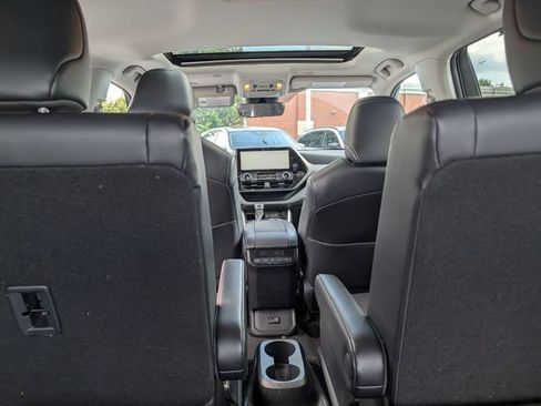 Used 2023 Toyota Highlander XLE FWD image 7