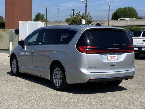 Used 2024 Chrysler Pacifica Touring FWD image 41