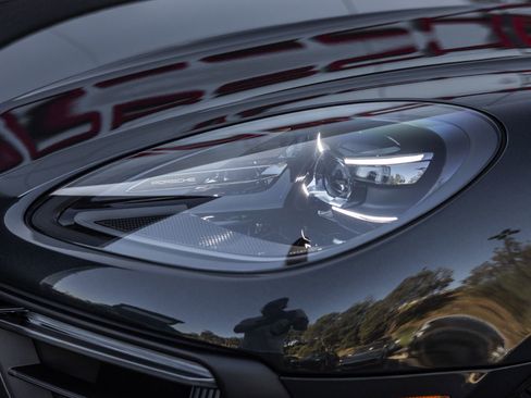 Certified 2025 Porsche Macan S image 25