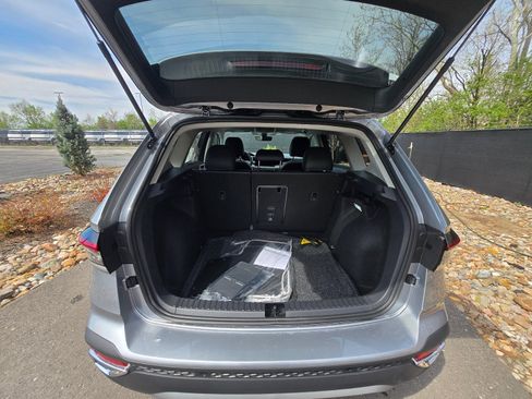 New 2026 Volkswagen Taos SE FWD image 11