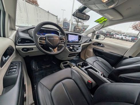 Used 2024 Chrysler Pacifica Touring-L image 5