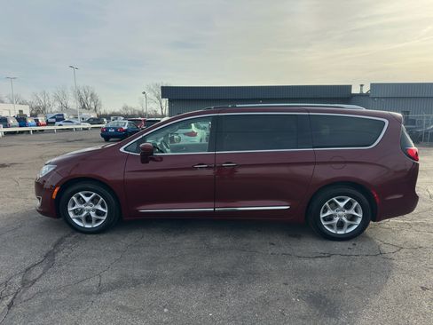 Used 2018 Chrysler Pacifica Touring-L Plus w/ Tire & Wheel Group image 4