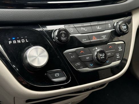 Used 2023 Chrysler Pacifica Touring-L FWD image 16
