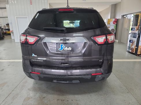 Used 2017 Chevrolet Traverse LT w/ Style and Technology Package FWD image 6