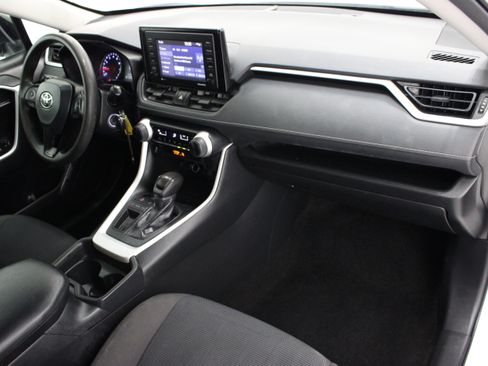 Used 2020 Toyota RAV4 LE FWD image 31