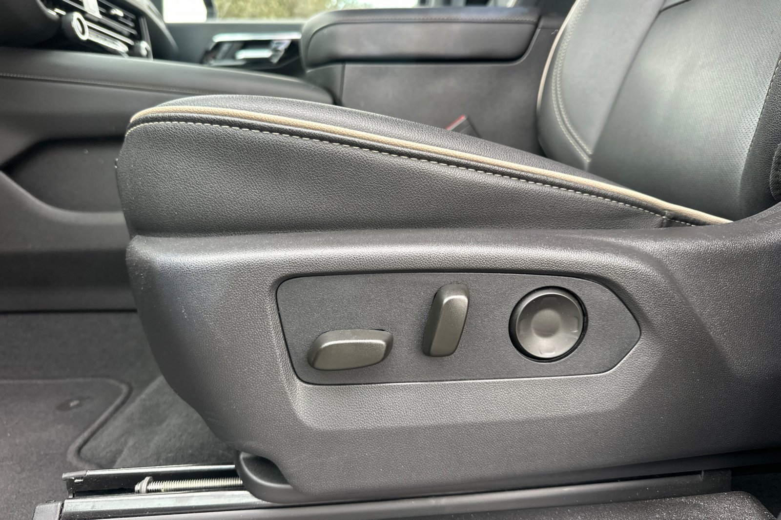 Used 2026 Chevrolet Suburban Premier AWD/4WD image 13