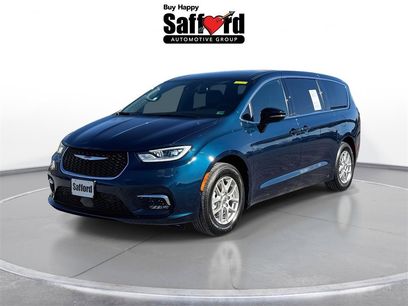 Used 2025 Chrysler Pacifica Select
