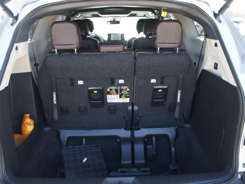 Used 2024 Toyota Sienna Platinum image 20