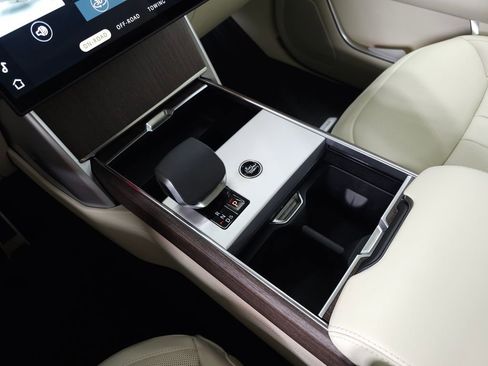 Used 2025 Land Rover Range Rover Long Wheelbase SE AWD/4WD image 35