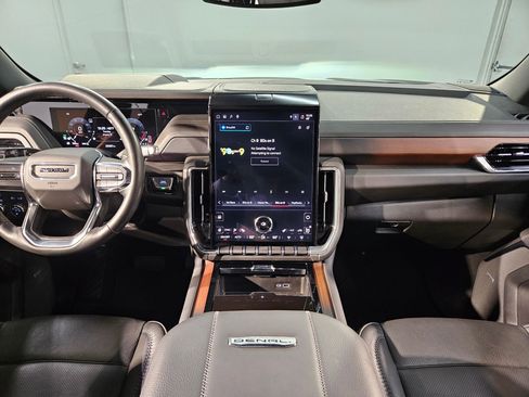 Used 2025 GMC Yukon Denali w/ Sun & Power Step Package image 10