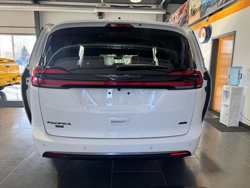 Used 2026 Chrysler Pacifica Select image 5