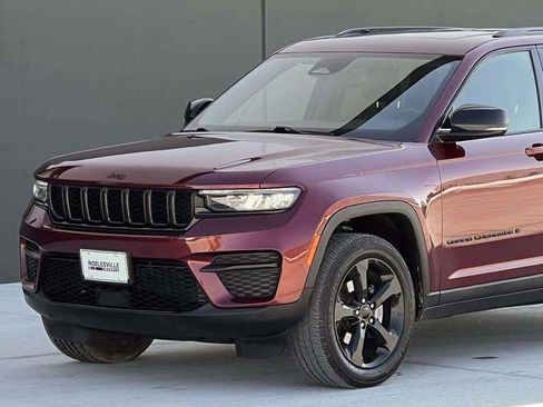 Used 2022 Jeep Grand Cherokee Altitude AWD/4WD image 11