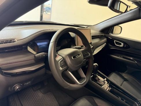 Used 2025 Jeep Compass Trailhawk AWD/4WD image 12