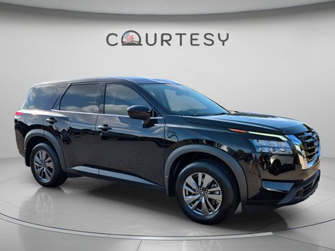 Certified 2025 Nissan Pathfinder S FWD image 9