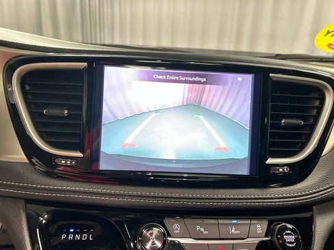 Used 2024 Chrysler Pacifica Limited w/ S Appearance Package FWD image 18