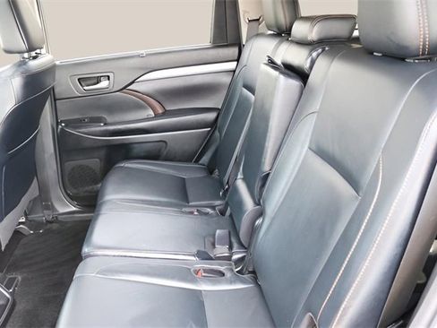 Used 2018 Toyota Highlander XLE image 16