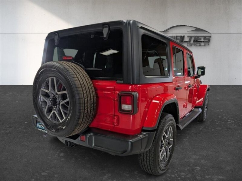 Used 2023 Jeep Wrangler Unlimited Sahara w/ Cold Weather Group AWD/4WD image 10