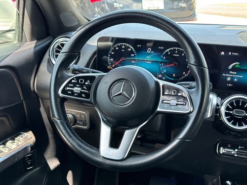 Used 2022 Mercedes-Benz GLB 250 w/ Premium Package Lite image 13